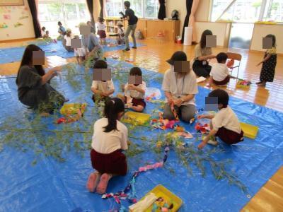 親子で笹飾りをつけています
