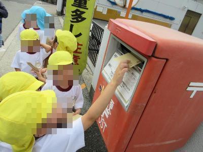 こども達が手紙をポストに投函する様子です。
