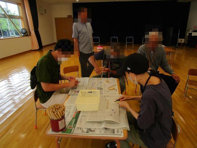 地域の方に竹箸作りを教えてもらっています。