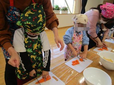 年長児が包丁でにんじんを切る様子です。