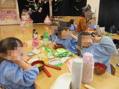 こども達が豚汁を食べる様子です。