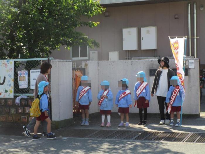 登園してきた友達に大きな声で挨拶をしています。