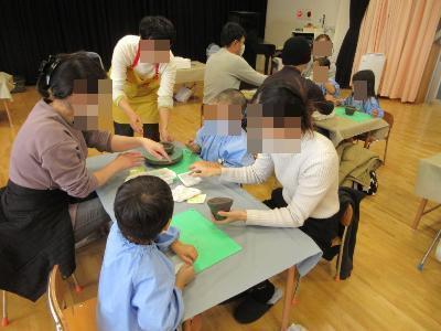 親子でお皿作りをする様子です。