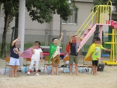 年長児、東のヒーロー達が竹馬に挑戦する様子です。