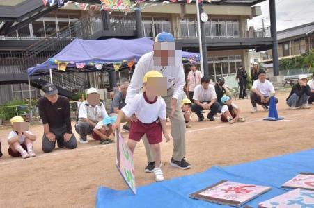 地域の方とパズルをする様子です。