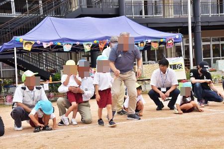 子ども達と地域の方がペアになって参加する様子です。