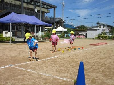 年少児、キラキラアイドル達がパカポコに挑戦している様子です。