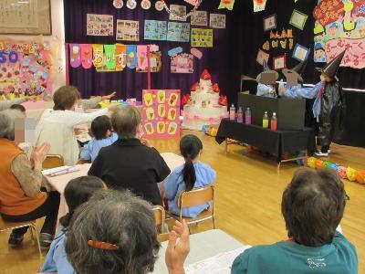 ハッピーランドのマジックショーの様子です。