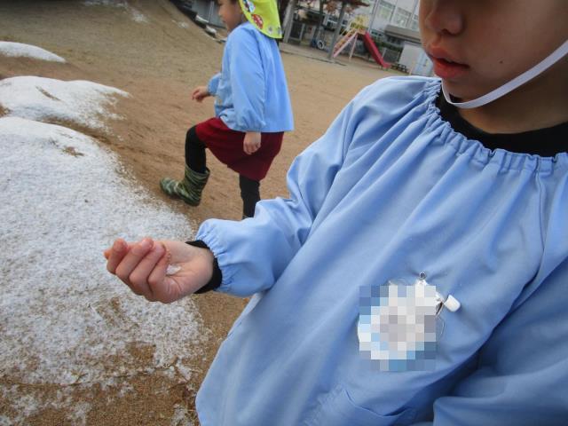 雪の冷たさを味わっています