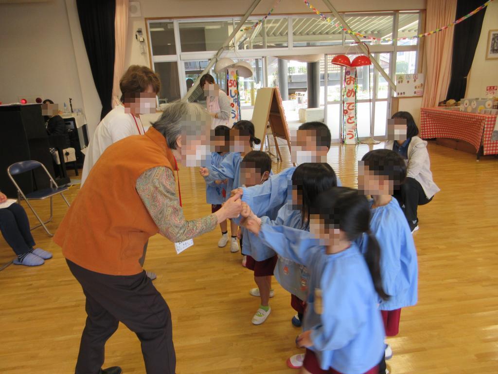 ゆうあいさんとこども達との交流の様子です。