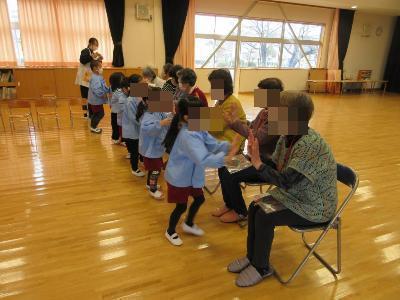 子ども達が感謝の気持ちを込めてプレゼントを渡す様子です。