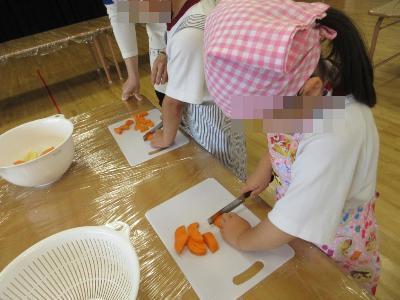 にんじんを包丁で切る様子です。