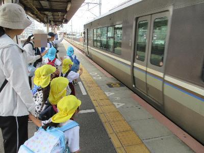 駅で電車を待つ様子です。