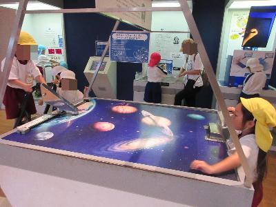 プラネタリウムでいろいろな体験をする様子。