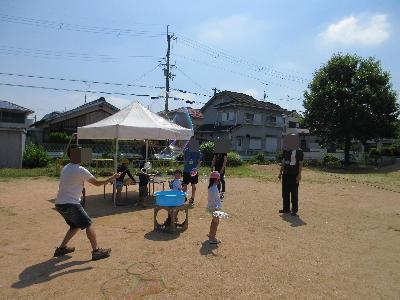 大きなしゃぼん玉を作ることに成功したお父さんとこども達の様子。
