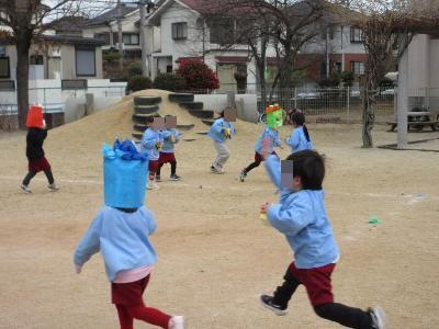 豆まきを楽しんでいる様子です。