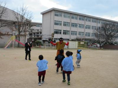 鬼に立ち向かう容子です。