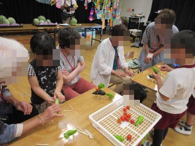 こども達とゆうあい広場の方々で精霊馬を作る様子です。