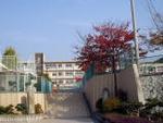 平荘小学校の出入り口を正面から撮影した写真
