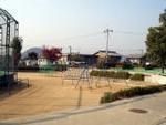 良く晴れた日の平荘小学校のグラウンドを撮影した写真