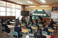 入学式が終わって教室でお話を静かに聞きました