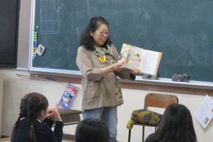 読み聞かせのようす
