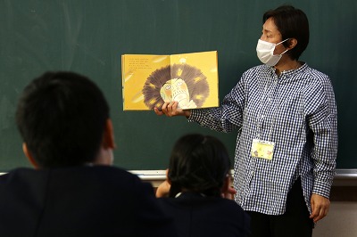 読み聞かせのようす