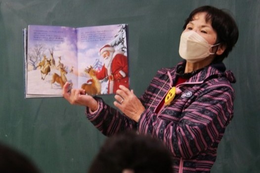 読み聞かせをしているようす