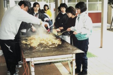 応援の炊き出し