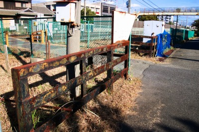 錆びついた踏切の柵