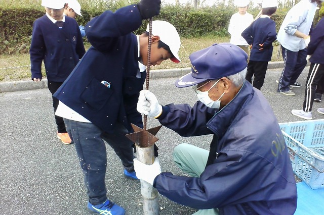 竹炭体験のようす