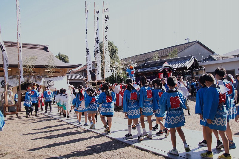 子ども神輿の児童入場