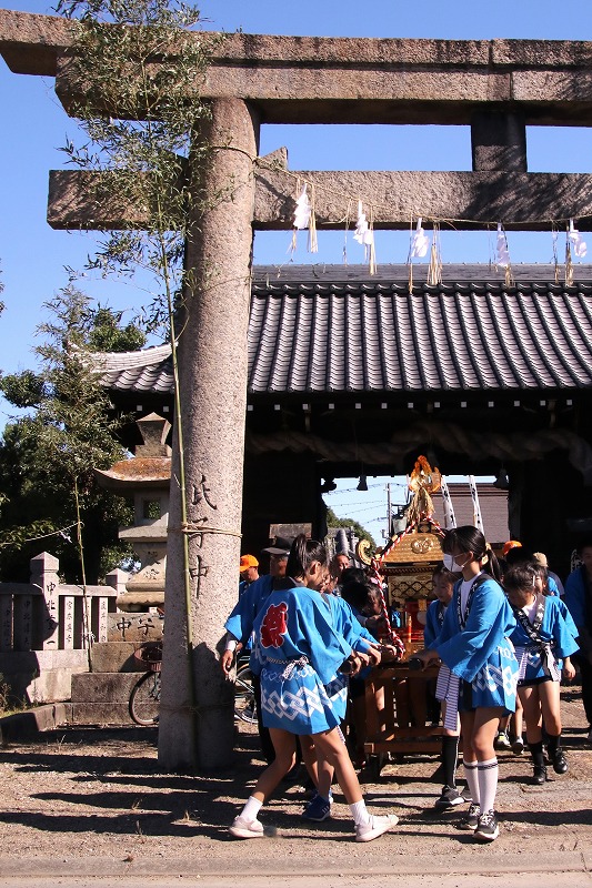 神輿が町内へ