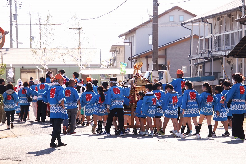 町内を練り歩く