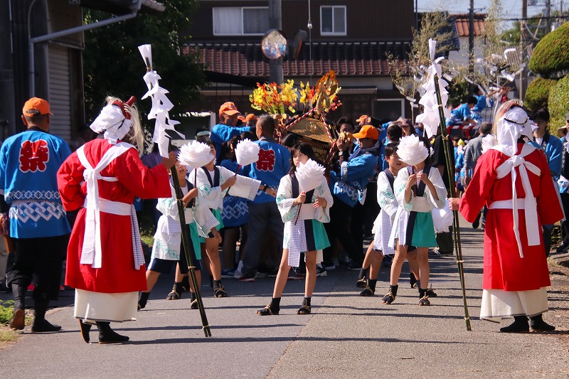 町内でシデの舞を披露