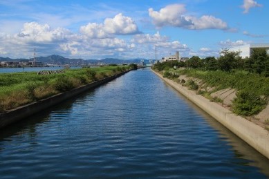 加古川と並行して流れる泊川