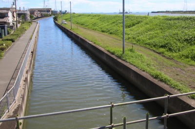 加古川と並行して流れる泊川