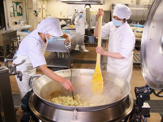 給食を作っているようす