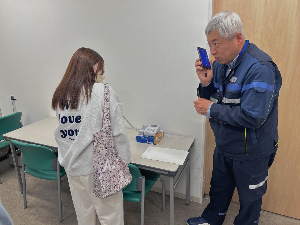 災害時用公衆電話の操作方法の説明を受けている様子