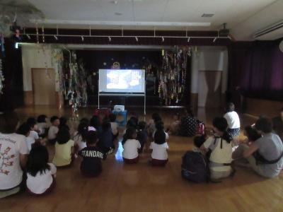 平成31年度1学期やまて幼稚園で園児が七夕映画を鑑賞している時の写真