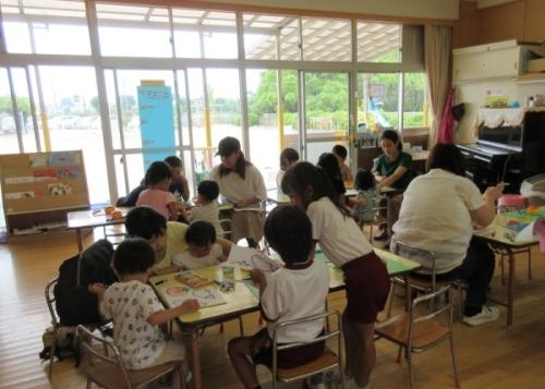 平成31年度1学期やまて幼稚園で七夕まつりの制作を一緒に園児が作っている時の写真