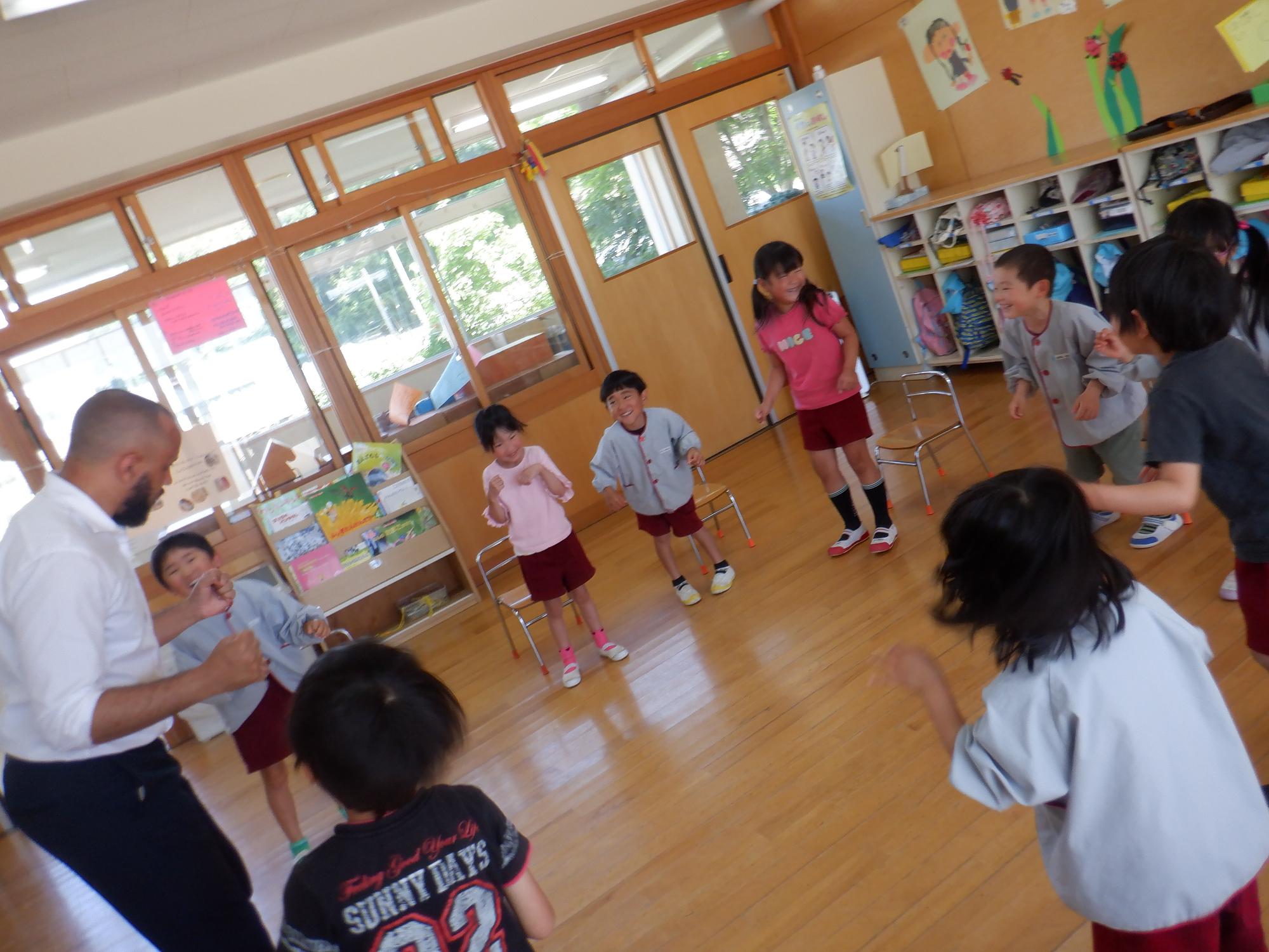 英語の歌に合わせてダンスするそら組のお友達