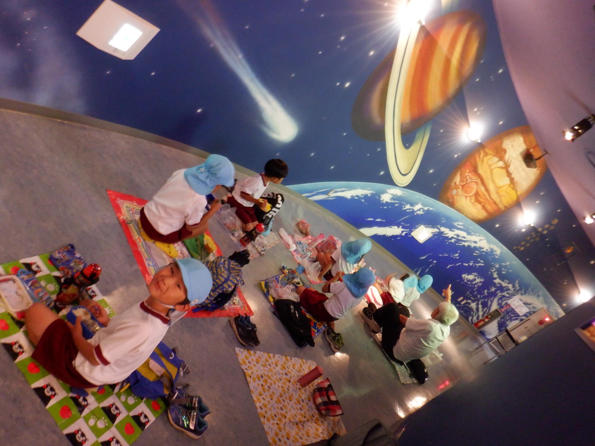 宇宙の中でお弁当を食べるよ。