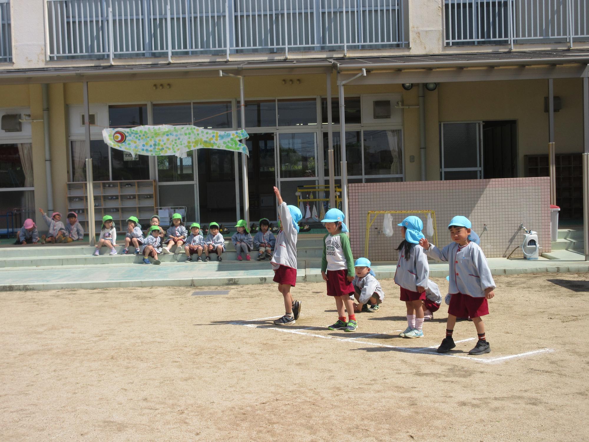 名前を呼ばれて返事をする子