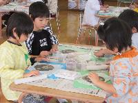 陶芸教室で模様をつける5歳児