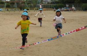 平成31年度1学期こどもの日にやまて幼稚園、両荘幼稚園のお友達が一緒にかけっこをしている時の写真
