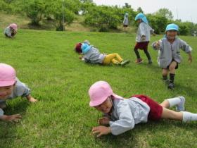 平成31年度1学期やまて幼稚園の園児が春遠足みとろフルーツパークで両荘幼稚園のお友達と一緒に遊んでいる時の写真