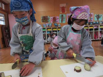 お芋パーティーで芋を切る幼児