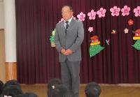 始業式　園長先生の話を聞く子ども達