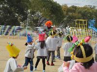節分で鬼に豆を投げる子ども